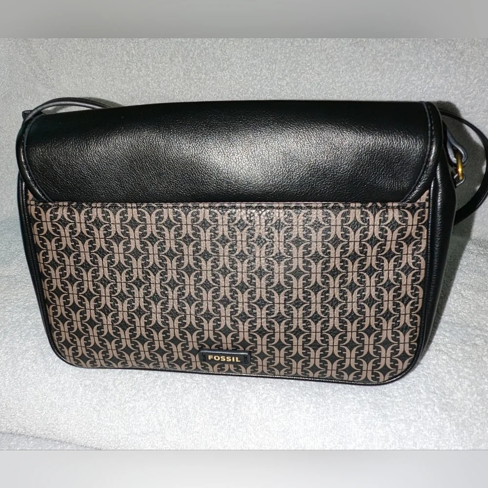 Fossil women's Jasmine flap crossbody bag.